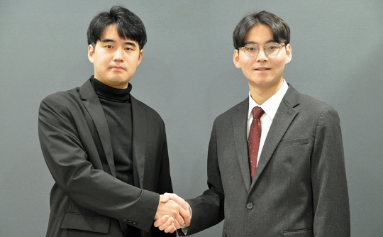 대구 중·남구 제22대 국회의원 선거 예비후보인 강사빈(오른쪽) 국민의힘 상근부대변인이 허창영(왼쪽) 청년매일 대표를 예비후보 후원회장으로 영입했다.<강사빈 예비후보 측 제공 사진>